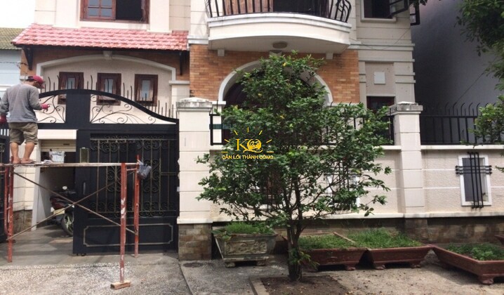 Hình ảnh bên ngoài ngôi nhà. Hình ảnh bên ngoài ngôi nhà.