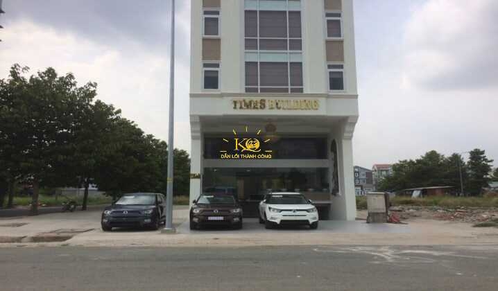 Sân trước nhà rộng rãi. Sân trước nhà rộng rãi.