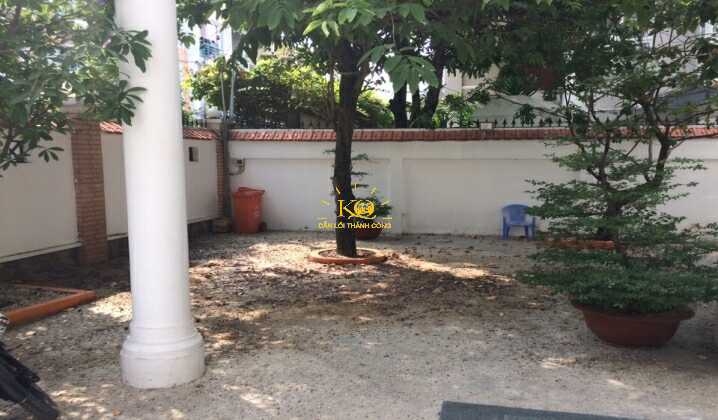 Khuôn viên sân quanh nhà cây cối cao tạo bóng mát cho cả sân. Khuôn viên sân quanh nhà cây cối cao tạo bóng mát cho cả sân.