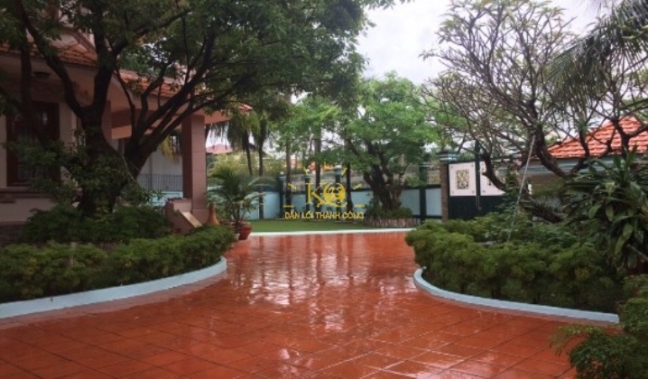 Khuôn viên xung quanh nhà rộng, nhiều cây xanh. Khuôn viên xung quanh nhà rộng, nhiều cây xanh.