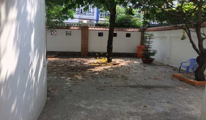 Khuôn viên sân rộng. Khuôn viên sân rộng.