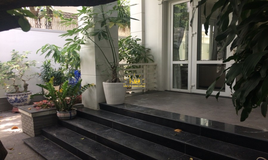 Trước nhà cho thuê thoáng được trang trí nhiều cây cảnh đẹp. Trước nhà cho thuê thoáng được trang trí nhiều cây cảnh đẹp.