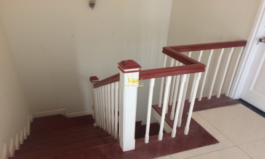 Cầu thang bên trong nhà cho thuê. Cầu thang bên trong nhà cho thuê.