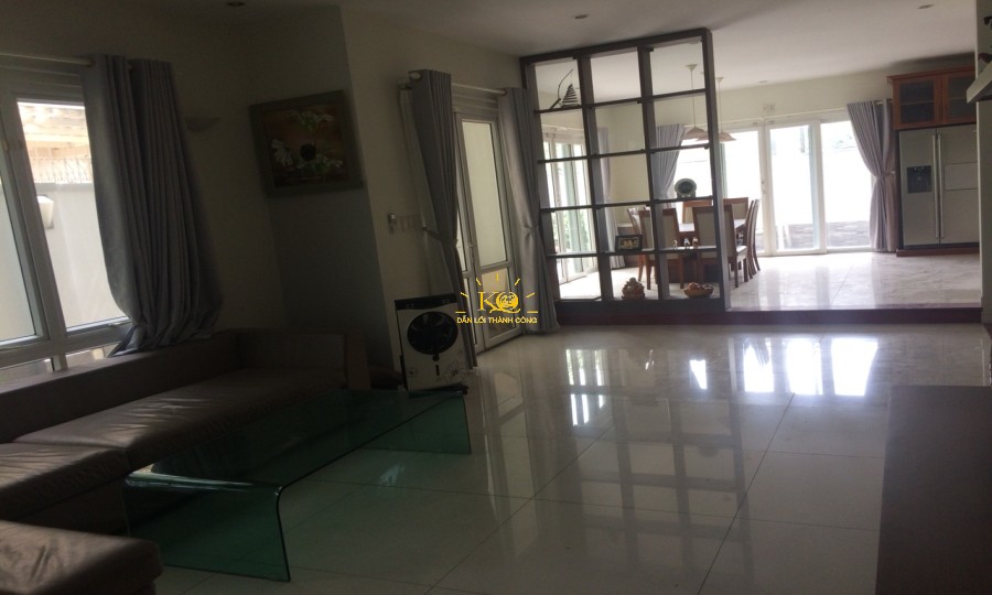 Góc nhìn phòng khách và phòng ăn, thiết kế kính quanh nhà tạo độ sáng cho toàn bộ khu vực tầng trệt. Góc nhìn phòng khách và phòng ăn, thiết kế kính quanh nhà tạo độ sáng cho toàn bộ khu vực tầng trệt.