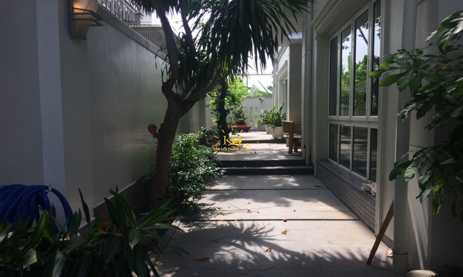 Khuôn viên quanh nhà nhiều cây xanh tạo bóng mát cho cả ngôi nhà. Khuôn viên quanh nhà nhiều cây xanh tạo bóng mát cho cả ngôi nhà.