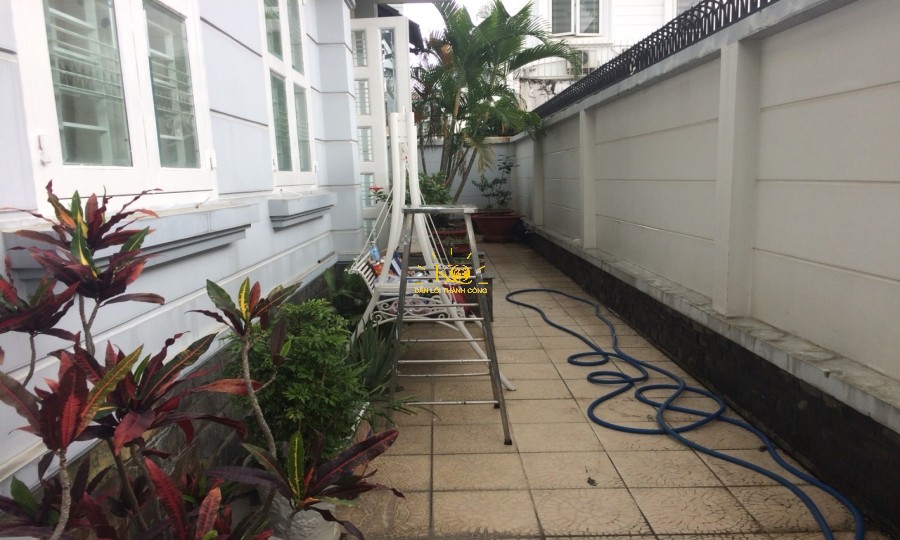 Bên hông nhà rộng thoải mái đậu xe, không gian thoáng mát. Bên hông nhà rộng thoải mái đậu xe, không gian thoáng mát.