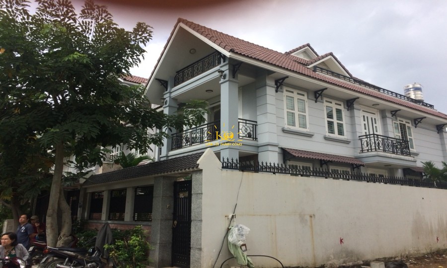 Hình ảnh bên ngoài nhà cho thuê với tường rào chắn chắn. Hình ảnh bên ngoài nhà cho thuê với tường rào chắn chắn.