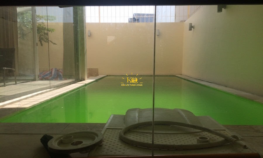Hồ bơi bên trong nhà sạch sẽ. Hồ bơi bên trong nhà sạch sẽ.