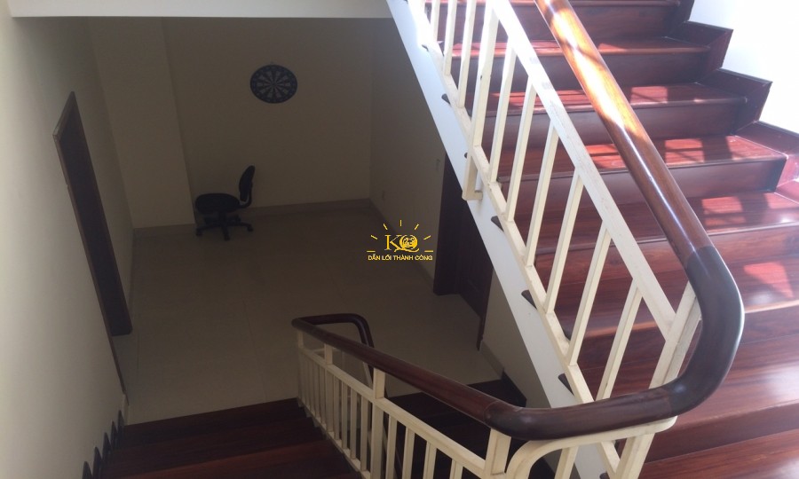 Cầu thang nhà cho thuê. Cầu thang nhà cho thuê.