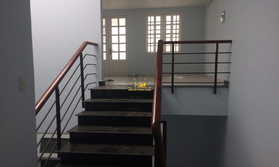 Cầu thang nhà cho thuê. Cầu thang nhà cho thuê.