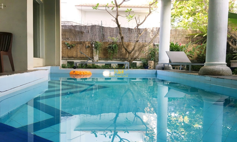 Khuôn viên quanh hồ bơi thoáng mát. Khuôn viên quanh hồ bơi thoáng mát.