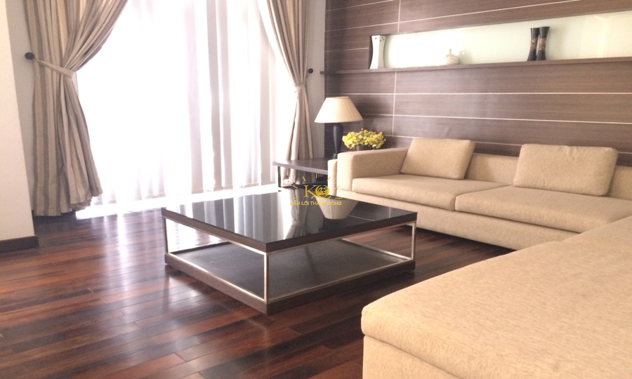 Không gian phòng khách rộng, sàn lót gỗ cao cấp. Không gian phòng khách rộng, sàn lót gỗ cao cấp.