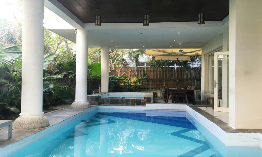 Hồ bơi sạch sẽ. Hồ bơi sạch sẽ.