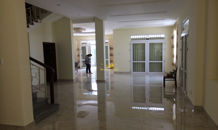 Diện tích trống tầng trệt nhà cho thuê. Diện tích trống tầng trệt nhà cho thuê.