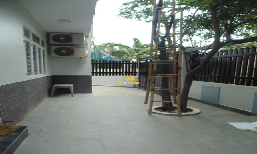 Khuôn viên nhà rộng thoáng, cây xanh tạo bóng mát cho ngôi nhà. Khuôn viên nhà rộng thoáng, cây xanh tạo bóng mát cho ngôi nhà.