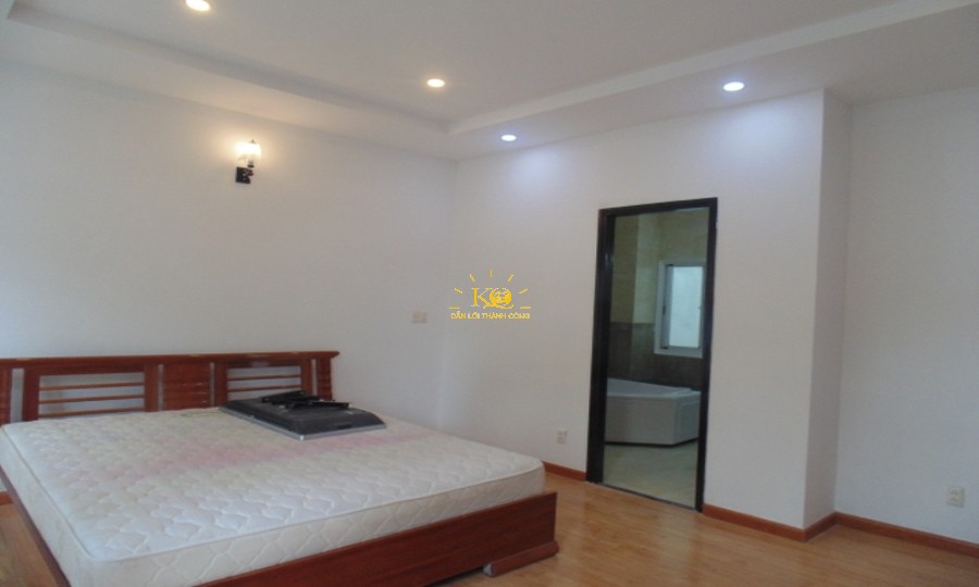 Phòng ngủ tầng lầu nhà cho thuê, sàn lót gỗ. Phòng ngủ tầng lầu nhà cho thuê, sàn lót gỗ.