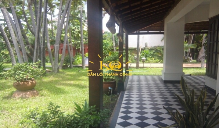 Xung quanh nhà có nhiều cây xanh. Xung quanh nhà có nhiều cây xanh.