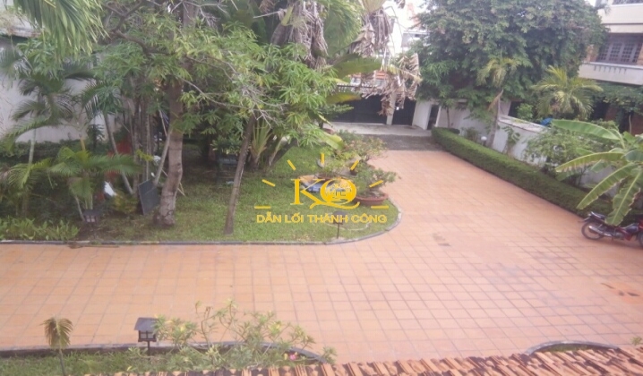 Đường vào nhà rộng rãi. Đường vào nhà rộng rãi.