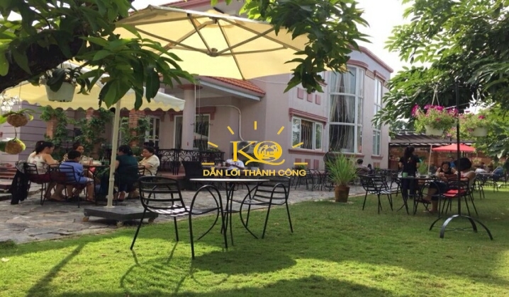 khuôn viên quanh nhà rộng rãi, không khí trong lành. khuôn viên quanh nhà rộng rãi, không khí trong lành.