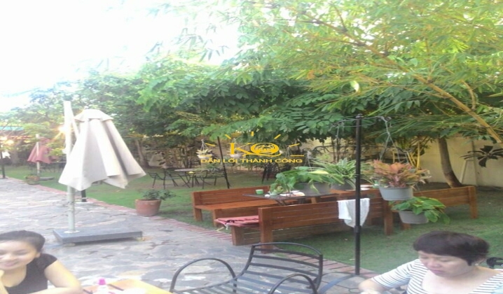 Có nhiều cây xanh tạo bóng mát cho ngôi nhà. Có nhiều cây xanh tạo bóng mát cho ngôi nhà.