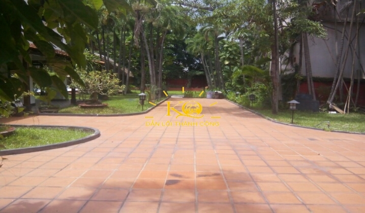 Khuôn viên sân vườn rộng, không khí trong lành. Khuôn viên sân vườn rộng, không khí trong lành.