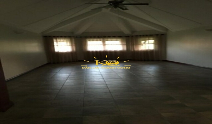 Phòng ngủ trên lầu rộng, thiết kế sang trọng, không gian thoải mái. Phòng ngủ trên lầu rộng, thiết kế sang trọng, không gian thoải mái.