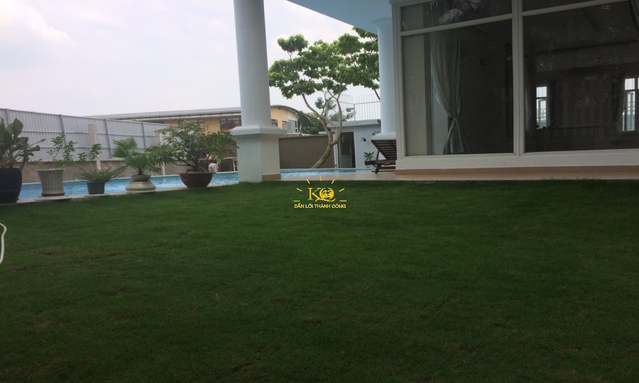 Sân vườn rộng, không gian thoáng mát. Sân vườn rộng, không gian thoáng mát.