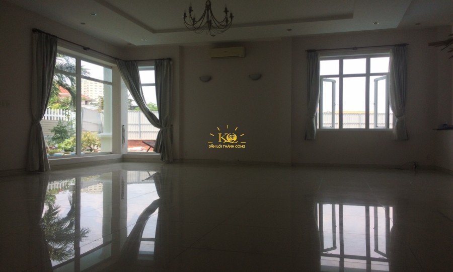 Nhà cho thuê có thiết kế nhiều cửa kính. Nhà cho thuê có thiết kế nhiều cửa kính.