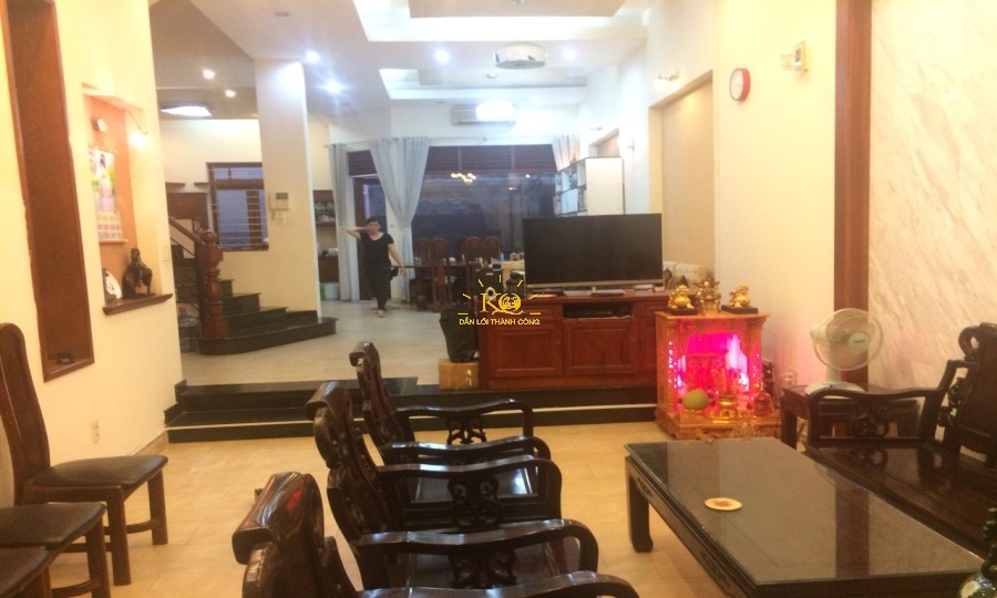 Không gian phòng khách rộng, thiết kế hài hòa, nội thất cao cấp. Không gian phòng khách rộng, thiết kế hài hòa, nội thất cao cấp.