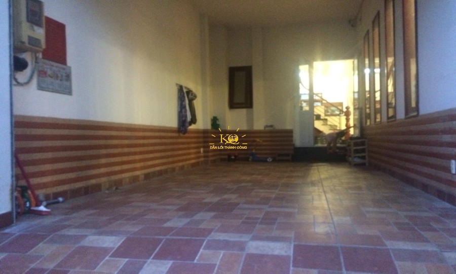 Gara để xe rộng thoải mái đậu xe. Gara để xe rộng thoải mái đậu xe.