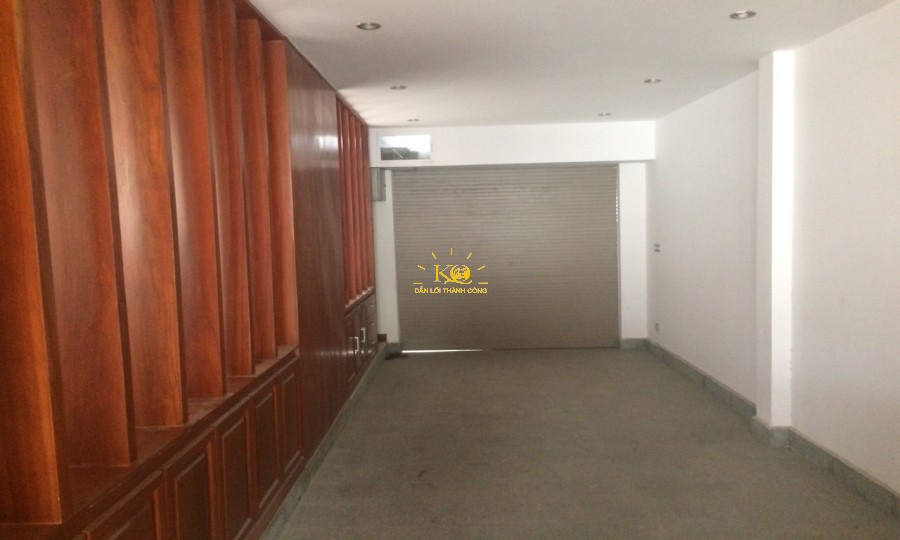 Phòng trống nhà cho thuê với tủ gỗ sang trọng. Phòng trống nhà cho thuê với tủ gỗ sang trọng.
