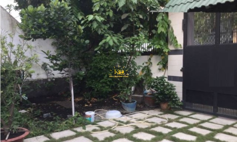 Sân trước nhà rộng thoải mái đậu xe Sân trước nhà rộng thoải mái đậu xe