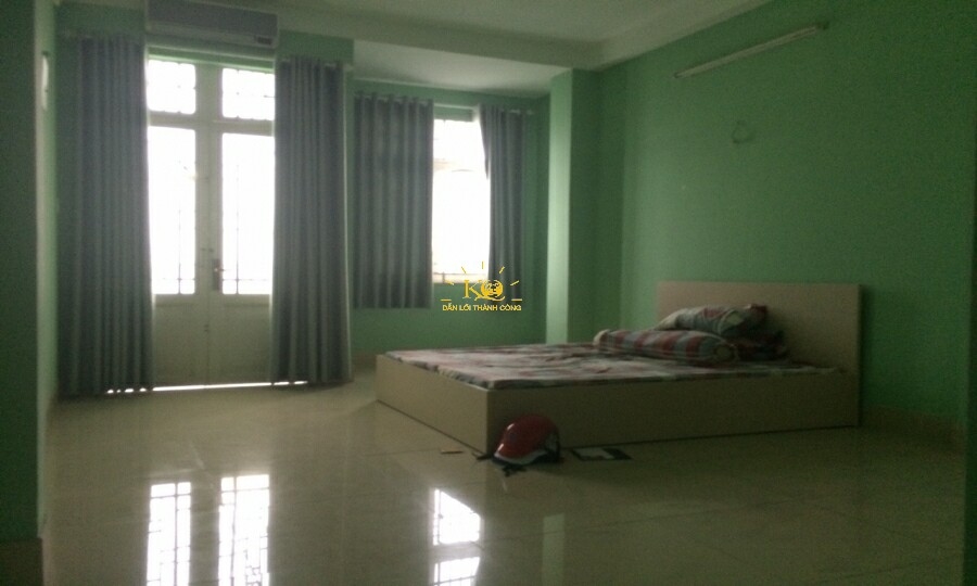 Phòng ngủ có cửa sổ rộng nhận nhiều ánh sáng từ bên ngoài. Phòng ngủ có cửa sổ rộng nhận nhiều ánh sáng từ bên ngoài.