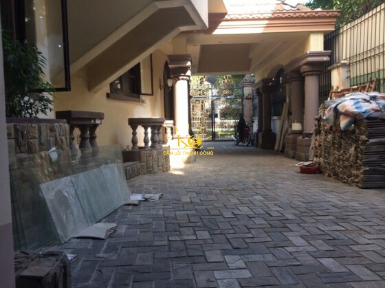 Khu vực bên hông nhà rộng thoáng. Khu vực bên hông nhà rộng thoáng.