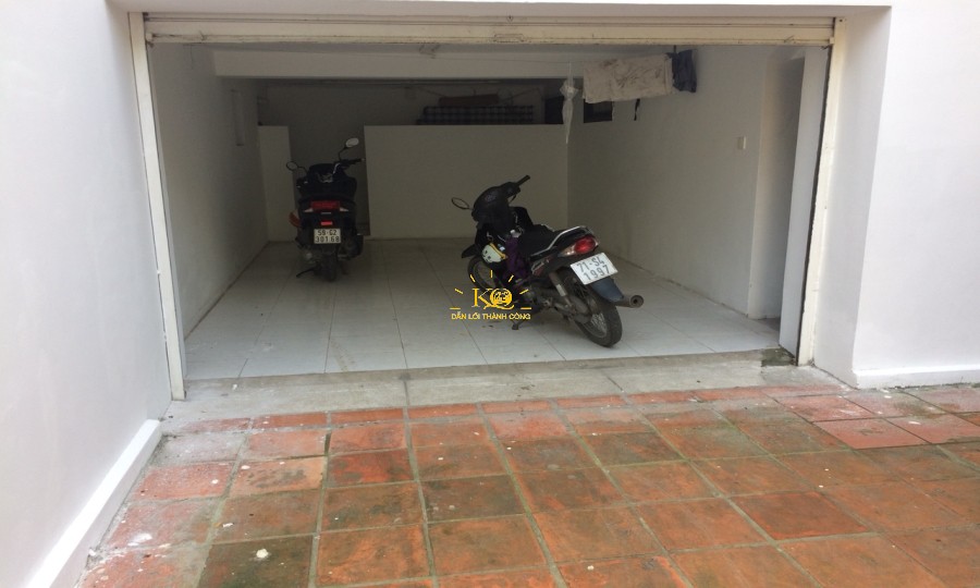 Gara để xe rộng, thoải mái. Gara để xe rộng, thoải mái.