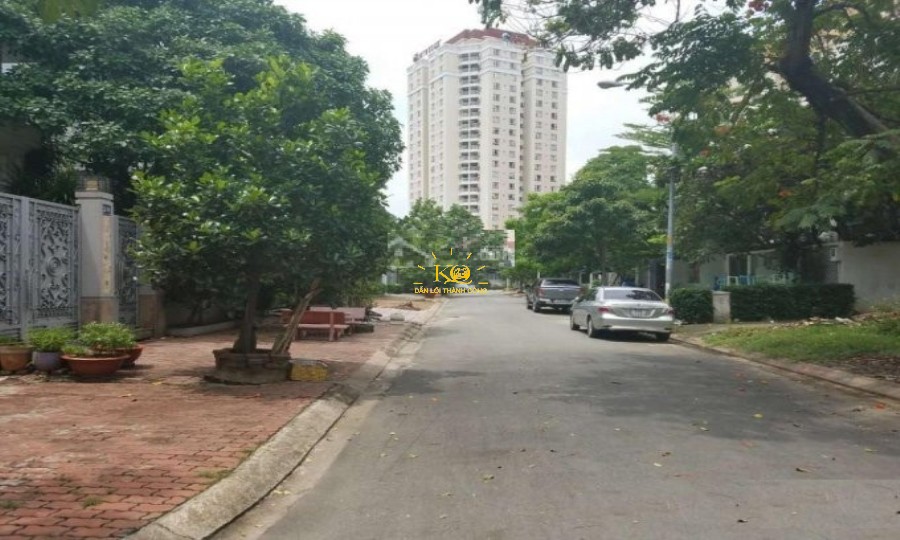 Đường vào nhà Đường trước nhà rộng rãi.