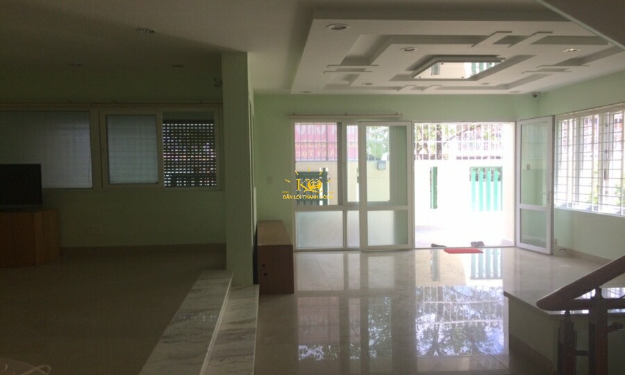 Không gian tầng trệt nhìn ra bên ngoài. Không gian tầng trệt nhìn ra bên ngoài.