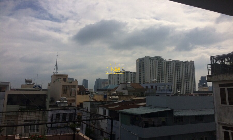 Tầm nhìn từ sân thượng của ngôi nhà. Tầm nhìn từ sân thượng của ngôi nhà.