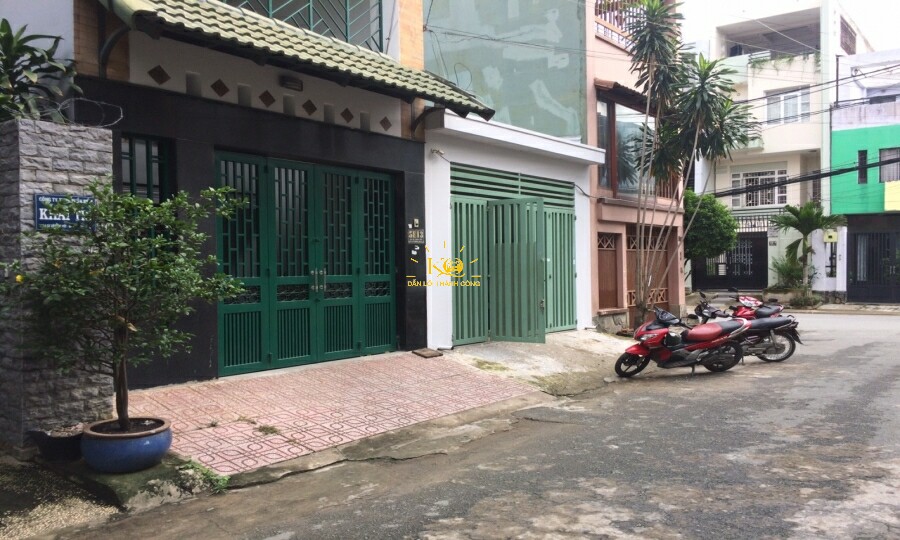 Đường rộng rãi thoải mái đậu xe. Đường rộng rãi thoải mái đậu xe.