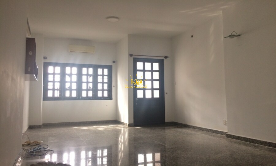 Cửa sổ nhận được nhiều ánh sáng từ bên ngoài. Cửa sổ nhận được nhiều ánh sáng từ bên ngoài.