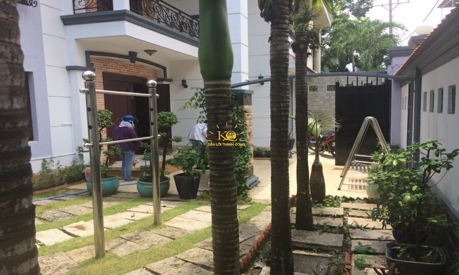 Sân vườn thoáng mát nhiều cây xanh, không khí trong lành. Sân vườn thoáng mát nhiều cây xanh, không khí trong lành.