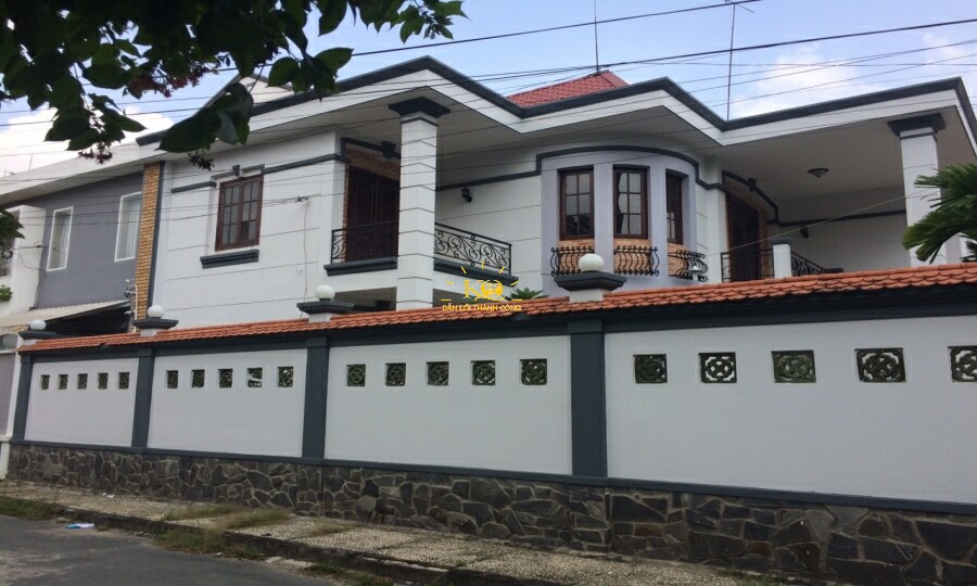 Hình ảnh nhìn từ bên ngoài ngôi nhà. Hình ảnh nhìn từ bên ngoài ngôi nhà.