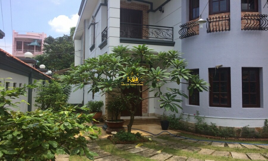 Khuôn viên bên hông nhà cho thuê. Khuôn viên bên hông nhà cho thuê.