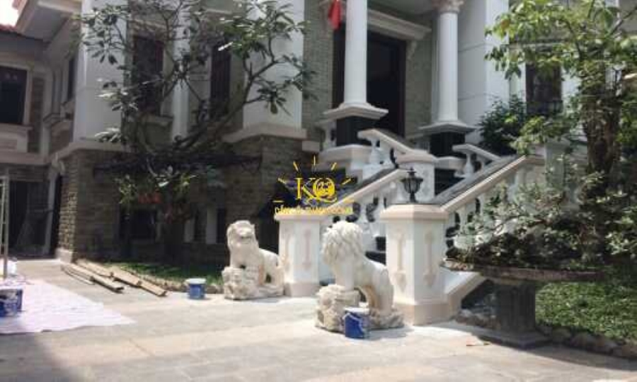 Khuôn viên sân trước rộng, không gian thoáng mát. Khuôn viên sân trước rộng, không gian thoáng mát.