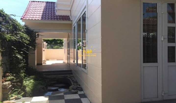 Sân bên hông nhà Không gian bên hông nhà cho thuê quận 2.