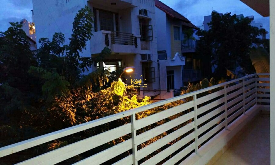 Từ bancon nhà nhìn ra ngoài. Từ bancon nhà nhìn ra ngoài.