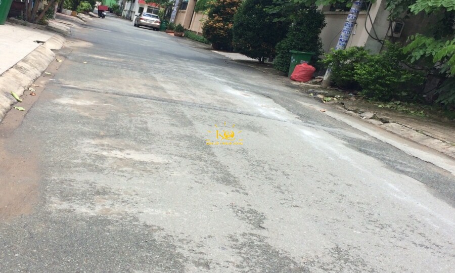 Đường trước nhà rộng thoải mái đậu xe. Đường trước nhà rộng thoải mái đậu xe.