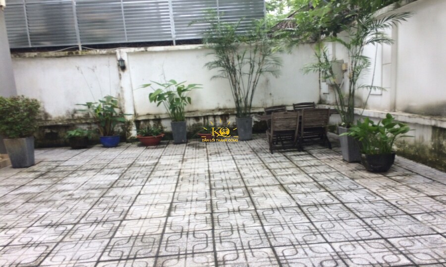 Không gian sân vườn rộng rãi Không gian sân vườn rộng rãi