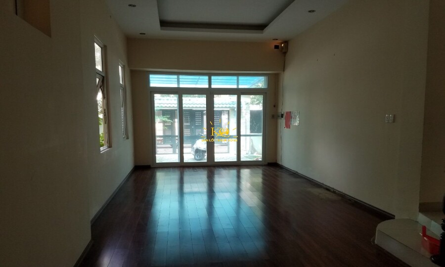 Hình ảnh nhìn từ bên trong ngôi nhà. Hình ảnh nhìn từ bên trong ngôi nhà.