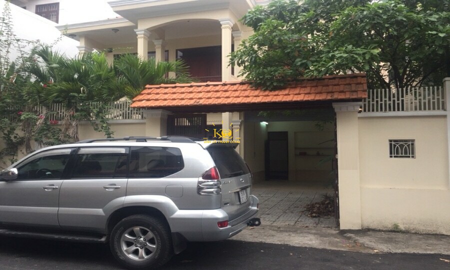 Trước nhà rông đậu xe thoải mái. Trước nhà rông đậu xe thoải mái.